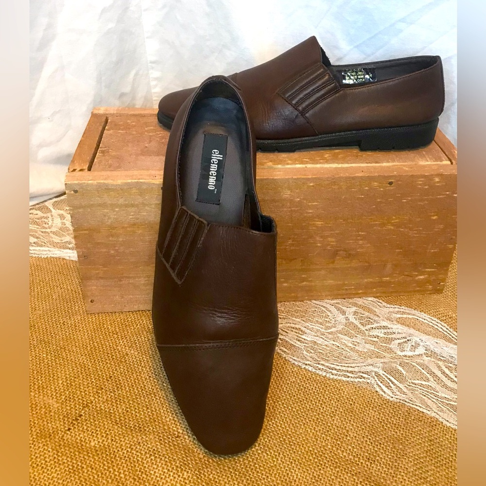 Ellemenno shuffle brown leather flats.